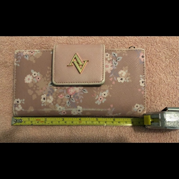 Adrienne Vittadini Floral Wallet. - Picture 6 of 8